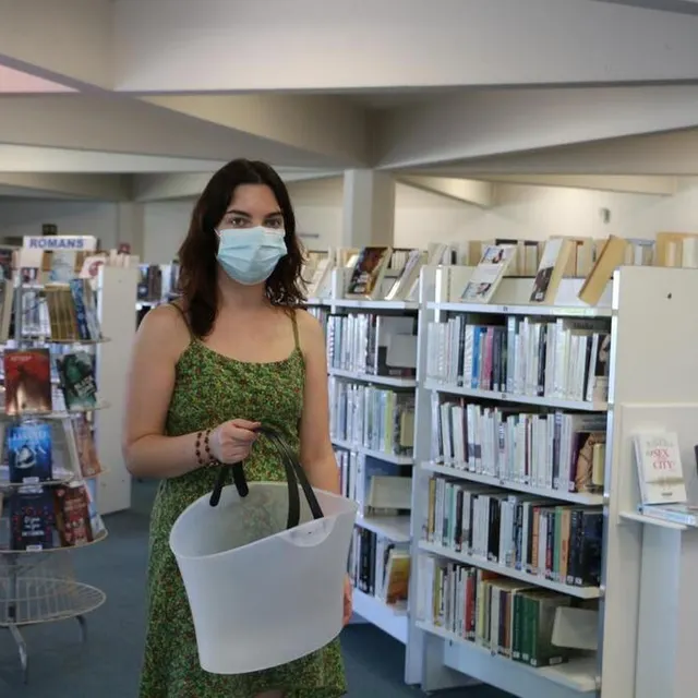 photo en abaissant sa jauge à 49 personnes, la médiathèque de sablé (sarthe) échappe au passe sanitaire. le nombre de personnes y est suivi en direct grâce à un système de paniers.  ©  ouest-france