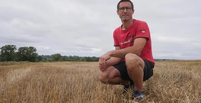 photo  philippe dutertre, éleveur céréalier à chemiré-le-gaudin, vient tout juste de terminer sa moisson, « avec beaucoup de retard en comparaison aux années précédentes ».  &copy;  le maine libre 
