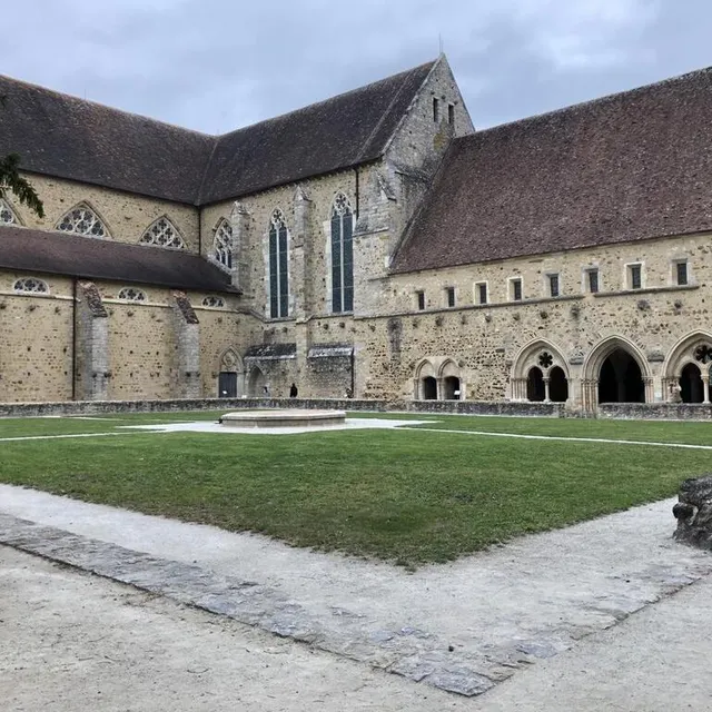 photo le cloître de l’abbaye royale de l’épau.  ©  le maine libre