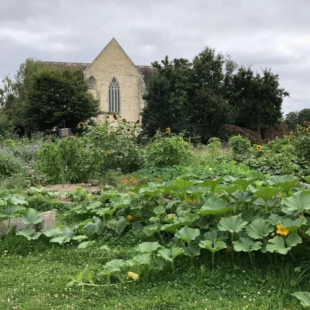 photo le jardin permacole donne une autre vision de l’abbaye.  ©  le maine libre