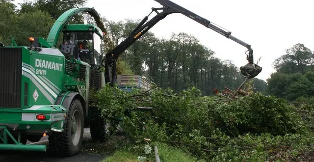 photo  l’encombrement des engins nécessite la fermeture de la voie.  &copy;  le maine libre 