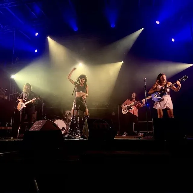 photo le groupe menades a déchaîné la foule avec sa musique rock et percutante, vendredi 20 août 2021, à 22 h, sur la grande scène de la revoyure.  ©  ouest-france