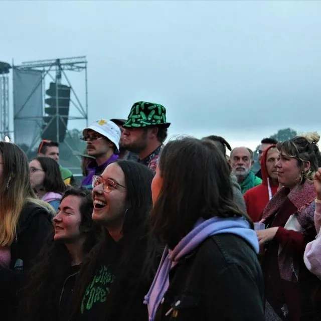 photo les festivaliers dansent et encouragent les artistes qui sont sur scène.  ©  ouest-france