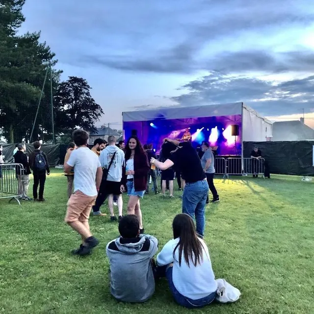 photo le public se rapproche de la petite scène du festival de la revoyure pour assister au premier concert.  ©  ouest-france