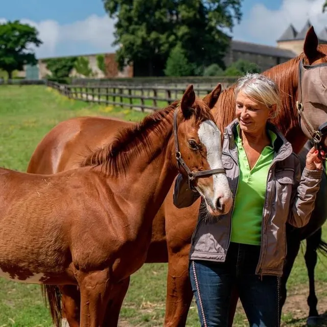 photo yvette pantall ne cache pas sa fierté d’avoir une pouliche née de l’étalon de la reine d’angleterre.  ©  ouest-france
