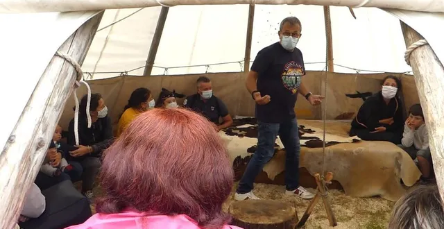 photo  immersion dans les tipis amérindiens avec jean lemoro, créateur des tipis du bonheur de vivre à brûlon.  &copy;  les tipis du bonheur de vivre 