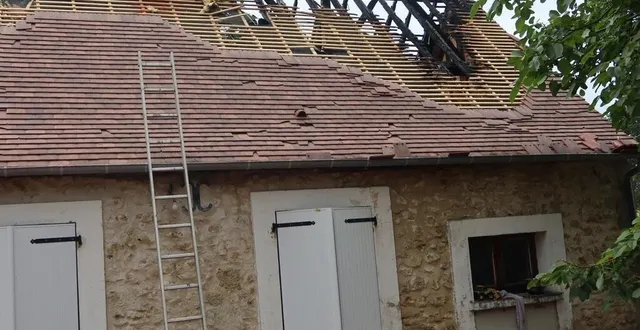 photo  la toiture a partiellement brûlé.  &copy;  photo le maine libre 