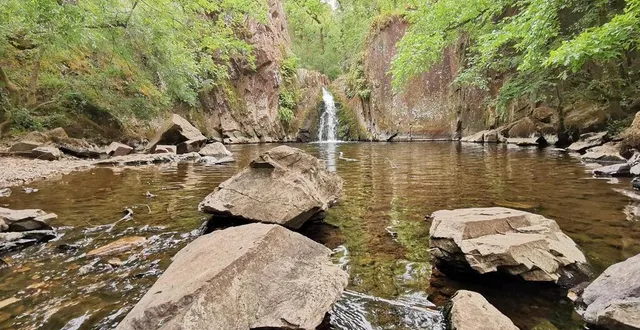 photo  vedette locale, la cascade de pommiers est le point d’orgue de toute sortie dans la vallée du pressoir, à quelques minutes à pied du centre-ville.  &copy;  co – carl guillet 