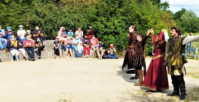 photo  les comédiens, de la compagnie trapobane, ont été très applaudis.  &copy;  ouest-france 