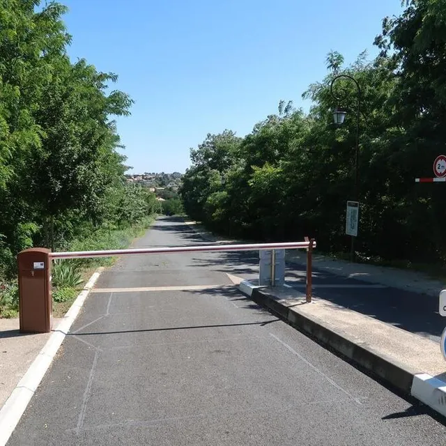 photo à thouars, la borne d’entrée de l’aire de camping-cars est en panne depuis des mois.  ©  co