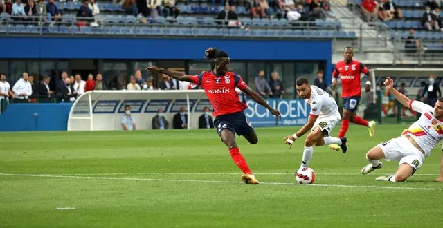 photo  face à nathanael thio, hugo vargas-rio et maxence derrien n’ont pu que s’incliner.  &copy;  pqr - la nouvelle république - thierry roulliaud 