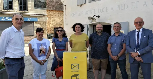 photo  ouverture d’un service saisonnier de la poste, dans l’auberge des sœurs moisy, avec, de gauche à droite, gilles havard, délégué territorial de la poste, marie claire lion, de l’office de tourisme, christèle roussel de la poste, sophie douvry, conseillère départementale, vincent lucas, richard marquet et julien miniconi, sous-préfet.  &copy;  ouest-france 