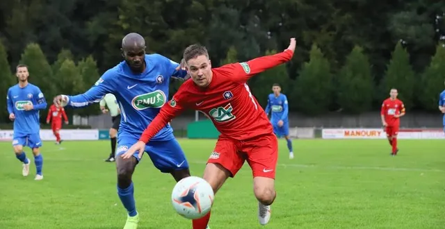 photo  le fc flers (ici joffrey gosselin, en rouge) se déplacera sur la pelouse de l’es forges radon.  &copy;  archives ouest-france 