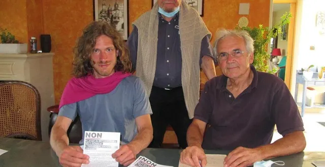 photo  les trois membres du bureau des hérissons masqués : laurent gapaillard (trésorier), alain pouchot (secrétaire) et dominique delanoë (président), présentent le tract qu’ils ont imprimé.  &copy;  ouest-france 