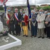 photo recueillement autour de la tombe fleurie du sergent wallace.