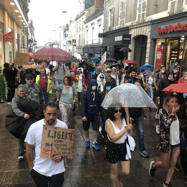 photo les trombes d’eau n’ont pas découragé les manifestants.  ©  photo le maine libre