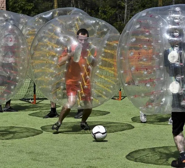 photo le bubble foot : manière originale de manier le ballon rond. éclats de rire assurés.  ©  archives le maine libre - denis lambert