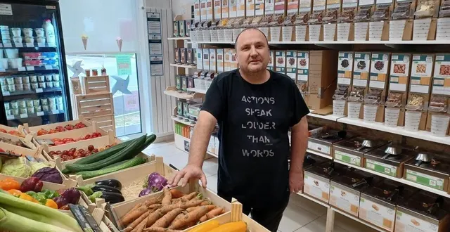 photo  christophe lalou : « c’est une autre façon de consommer, d’éviter le gaspillage, le suremballage et le gâchis alimentaire. »  &copy;  le maine libre 