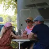 photo  des vacanciers installés au camping l’œil dans le rétro à avoise, près de sablé-sur-sarthe. 