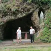 photo  pierre collet, président de l’association et françois montambault,trésorier, sont devant la grotte du moulin. 
