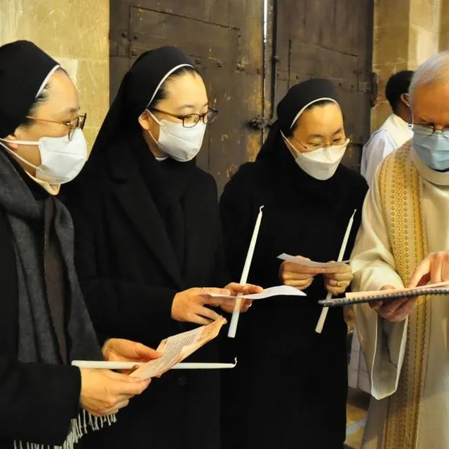 photo le père cléret se félicite d’avoir accueilli une congrégation de jeunes religieuses coréennes.  ©  archive le maine libre