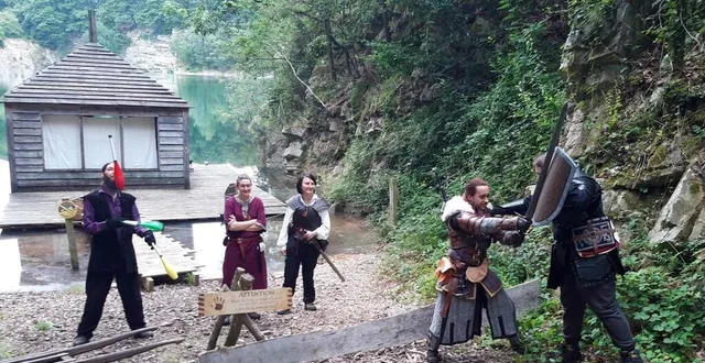 photo  au parc rustik vous rencontrerez de nombreux personnages comme patte d’ours, le troubadour, ici à gauche ou d’autres guerriers prêts à combattre.  &copy;  ouest-france 