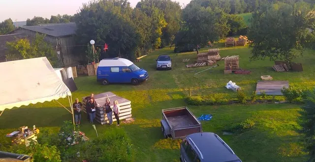 photo  les préparatifs vont bon train, au sein de la ferme d’hauterive, à quelques jours du festival mets du rythme sous les pommiers.  &copy;  association mets du rythme 