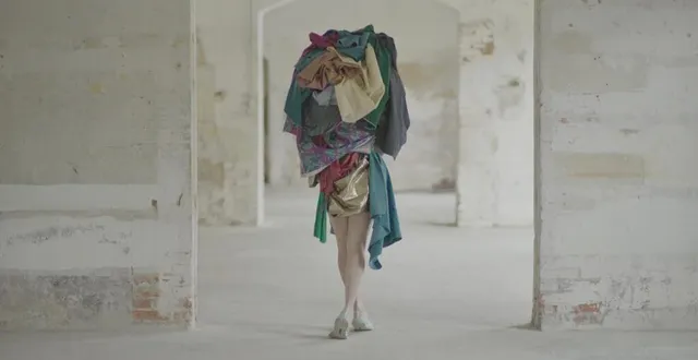 photo  artémise ploegaerts en « belle au bois dormant » victime d’une surconsommation de mode vestimentaire.  &copy;  le maine libre 