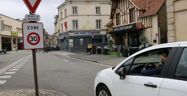 photo  le 30 septembre 2021, toutes les rues d’alençon, à l’exception des boulevards, seront limitées à 30 km/h. une mesure qui divise les habitants.  &copy;  ouest-france 
