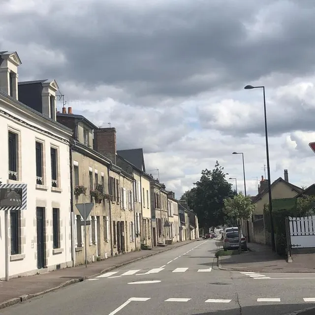 photo la rue des tisons est très passante. et le rond-point signalé au sol n’est pas souvent respecté.  ©  ouest-france