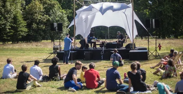 photo  chaque année les spectateurs se rassemblent dans le cadre idyllique de l’abbaye de l’epau pour découvrir la programmation éclectique des siestes teriaki comme ici en 2019  &copy;  ouest-france 