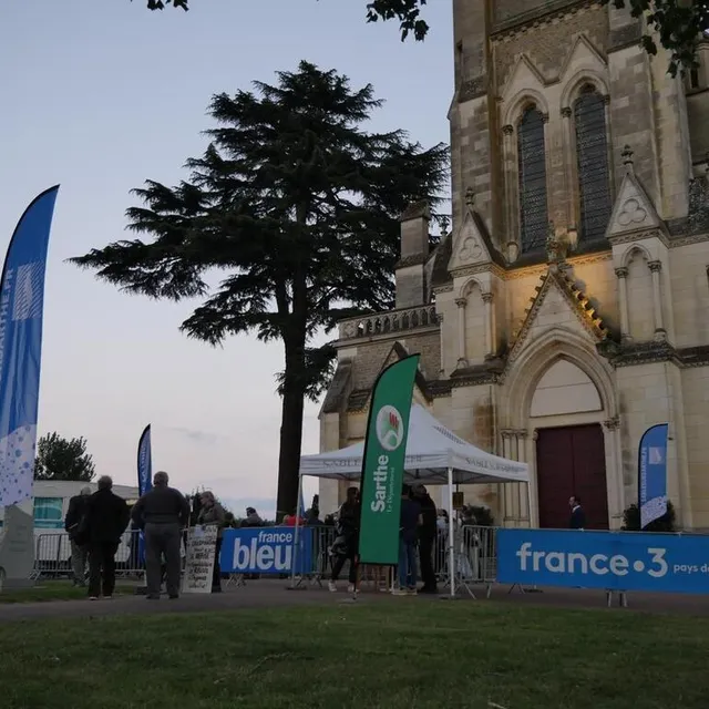 photo une poignée d’opposants au pass sanitaire se sont positionnés à l’entrée du concert.  ©  le maine libre