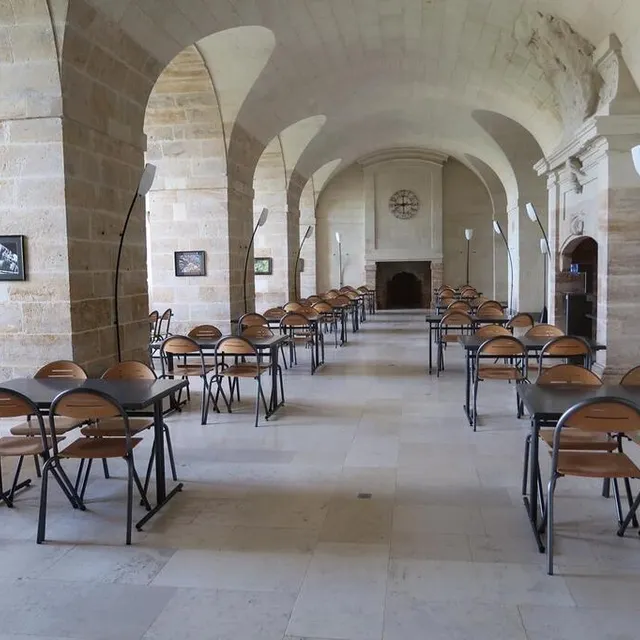 photo le réfectoire des collégiens, au sous-sol du château des ducs de la trémoïlle.  ©  co