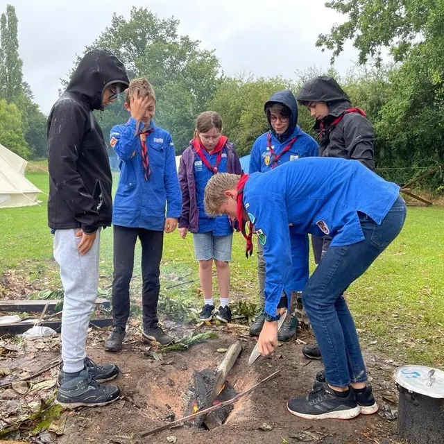 photo victor tente de ranimer le feu éteint par la pluie qui arrose le campement, ce mardi 27 juillet.  ©  ouest france