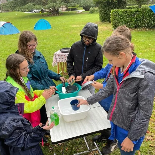 photo à l’aide de bassines d’eau, les enfants réalisent leur propre vaisselle.  ©  ouest france