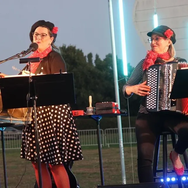 photo lydie lacroix et marie-laure thébault ont fait résonner leurs accords sur la pelouse d’athéna.  ©  photo le maine libre