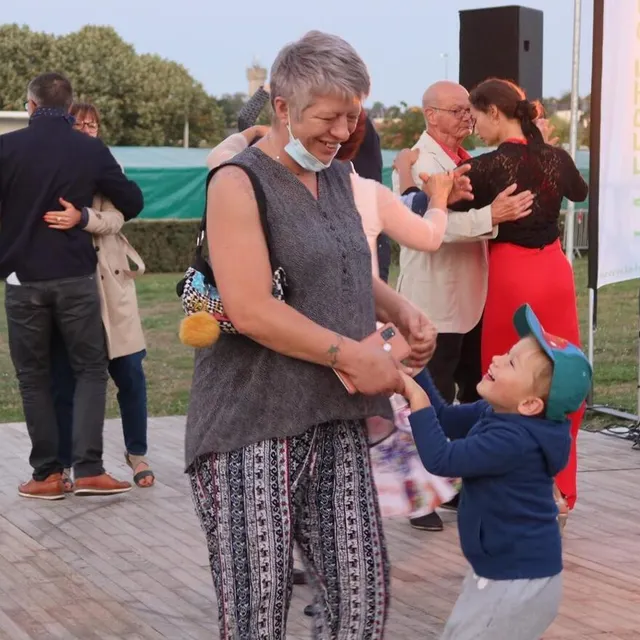 photo marie-line et kaimana se sont élancés sans hésiter sur la piste de danse.  ©  photo le maine libre