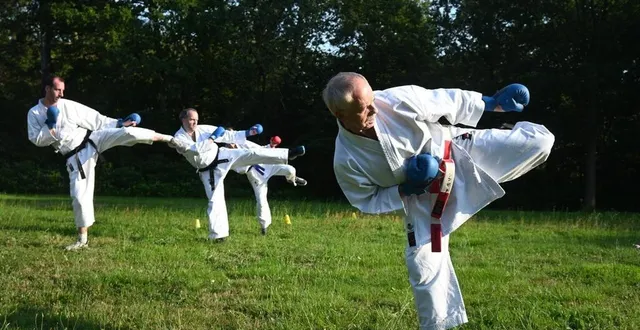 photo  patrice guillon (premier plan) entraîne les meilleurs de ses karatékas, chaque été depuis 1989.  &copy;  ouest-france 