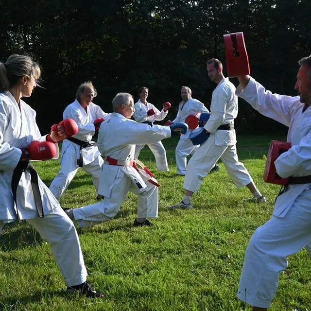 photo ce mardi soir d’août, six karatékas étaient présents au mont de cerisy. deux femmes, quatre hommes.  ©  ouest-france