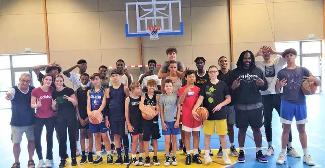 photo  les stagiaires du basket club des sablons-gazonfier, au mans (sarthe), en compagnie de tremaine dalton, thomas vanwey (à droite) et le président du club bernard ricordeau (à gauche).  &copy;  ouest-france 