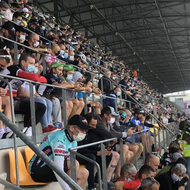 photo les coureurs lors du briefing des 24 heures du mans vélo, ce matin à 11 heures.  ©  le maine libre