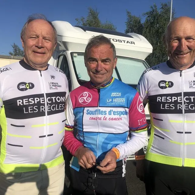 photo roger legeay, bernard hinault, et michel laurent aux 24 heures du mans vélo 2021.  ©  le maine libre