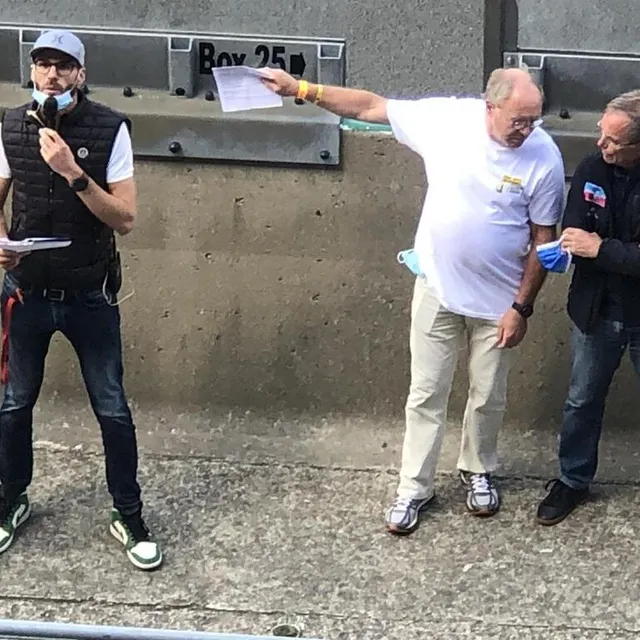 photo à 11 h ce matin les organisateurs de la course ont procédé au briefing en présence de bernard hinault.  ©  le maine libre