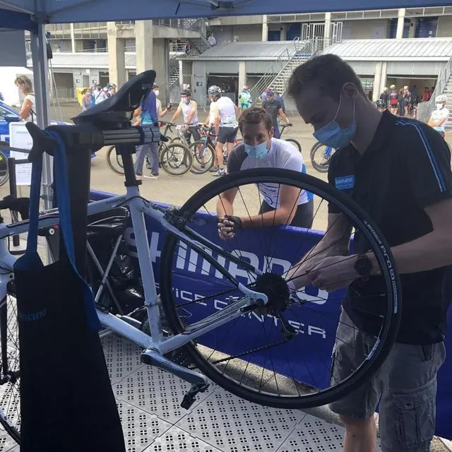 photo derniers réglages pour les coureurs avant le départ.  ©  le maine libre