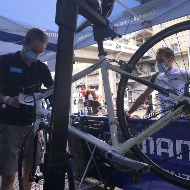photo des coureurs au stand shimano service center pour effectuer les derniers réglages.  ©  le maine libre