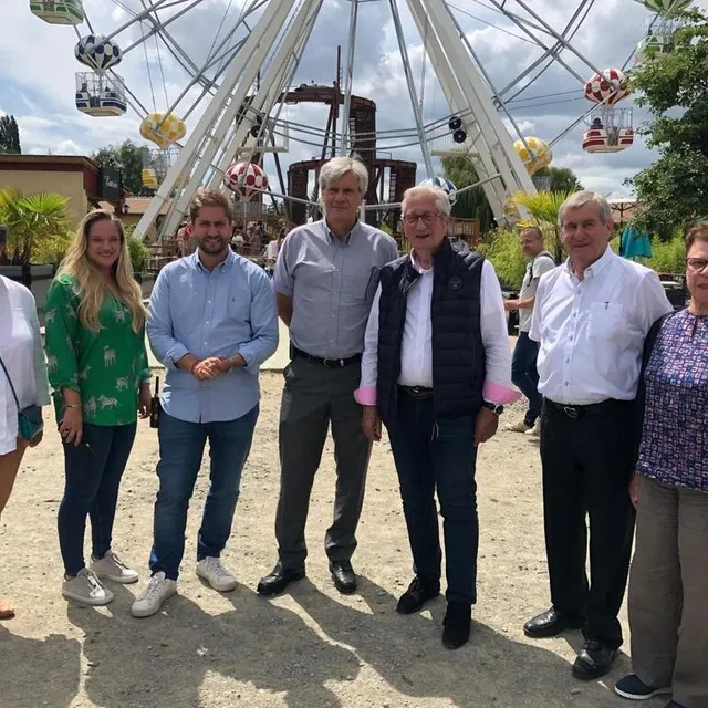 photo lydia hamonou-boiroux, conseillère communautaire déléguée au tourisme ; clarisse et florian sacreste, cogérants de papéa ; stéphane le foll, président de le mans métropole ; roger sacreste, président de papéa ; alain et marie-lise guénet, anciens propriétaires du parc d’attractions.  ©  ouest-france