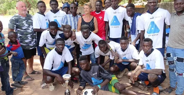 photo  annick et daniel papin ont remis du matériel sportif aux footballeurs d’efok, en casamance, au sénégal.  &copy;  le maine libre 