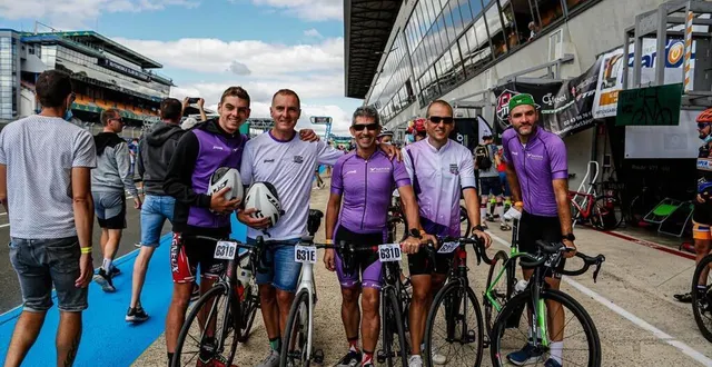 photo  nicolas (au centre) roule avec quatre collègues banquiers chez natixis pour les 24 heures vélo 2021. le plaisir se lit sur les visages.  &copy;  le maine libre 