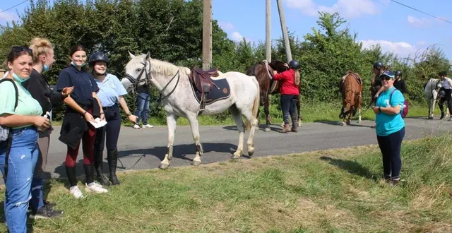photo  toutes les quatre minutes, de jeunes cavalières ont donné le départ de petits groupes de cavaliers pour rejoindre champfleur.  &copy;  le maine libre 