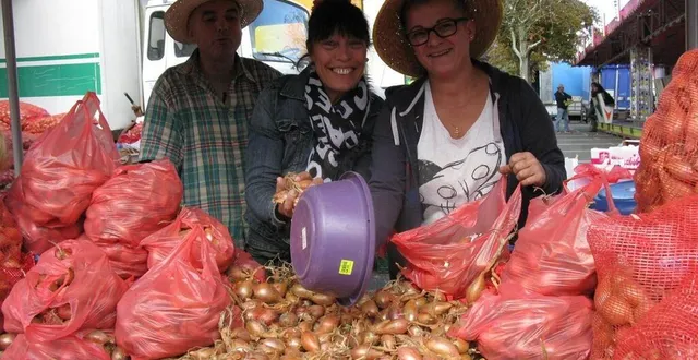 photo  la foire aux oignons, un moment très prisé par les sarthois, chaque premier vendredi de septembre.  &copy;  ouest-france 